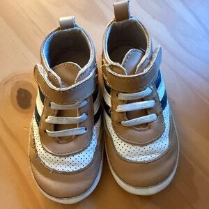 Little love bug barefoot sneakers size 8